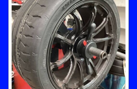 スバル　WRX　１８インチ　持ち込み　タイヤ交換は大阪の経験豊富なRTガレージにお任せください。